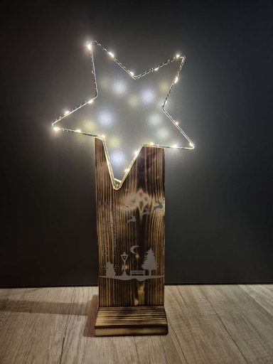Leuchtender Stern aus Holz mit Weihnachtsdekoration und Lichtern.