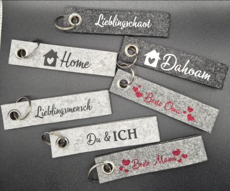 Verschiedene beschriftete Schilder mit den Wörtern "Home," "Liebe," und "Du & Ich."