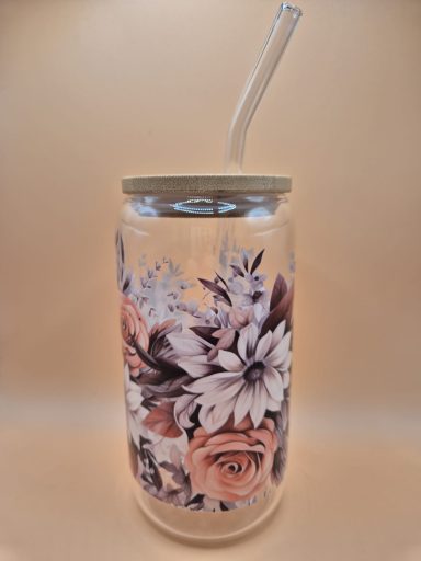 Ein Glas mit Blütenmuster und einem Strohhalm auf neutralem Hintergrund.
