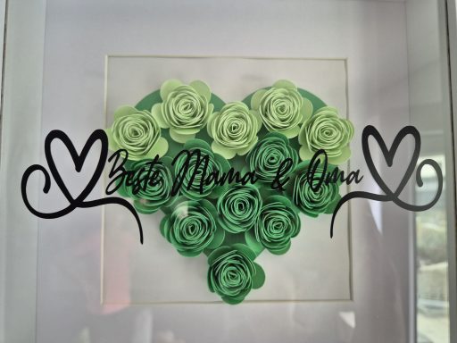 Herz aus grünen Papierrosen mit den Namen Beth und Jona in geschwungener Schrift.