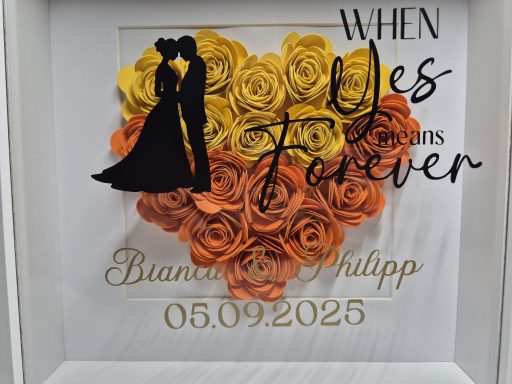 Schwarz-weiße Silhouette eines Paares vor einer Herzblume in Orange und Gelb.