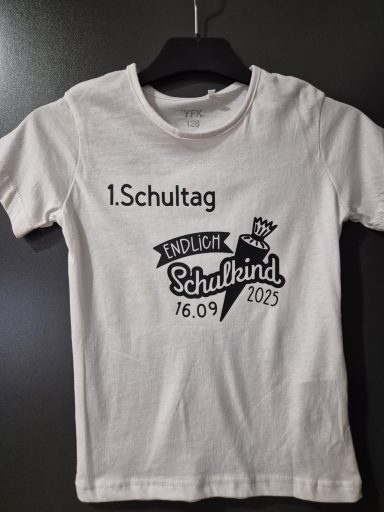 Weißes T-Shirt mit Aufdruck "1. Schultag" und Datum "16.09.2023".