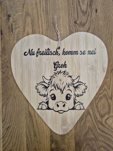 Holzhänger in Herzform mit einem süßen Kälbchen und dem Text "Na, freundlich, kommen sie mit!"