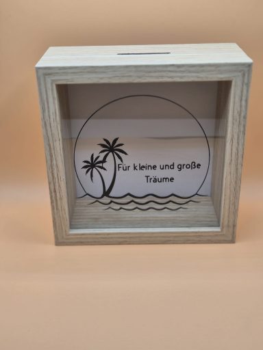 Holzkasten mit Palmenmotiv und der Aufschrift „Für schöne und große Träume“.