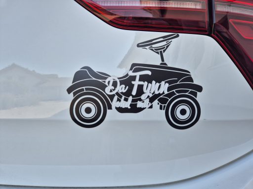 Aufkleber eines alten Autos mit dem Text "De Fynn 2016".