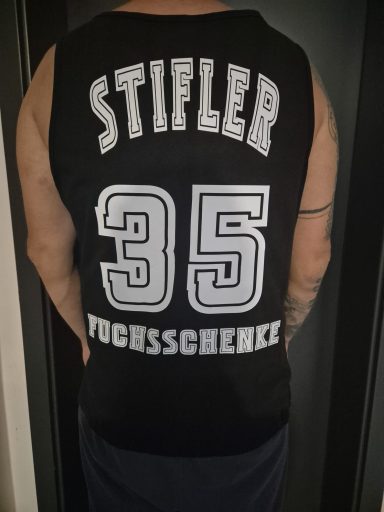 Schwarzes Trikot mit der Aufschrift "STIFLER 35 FUCHSSCHENK".