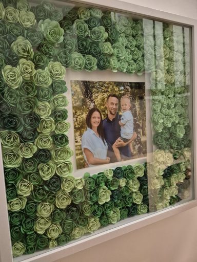 Familienfoto in einem Rahmen aus grünen Pflanzenarrangements.