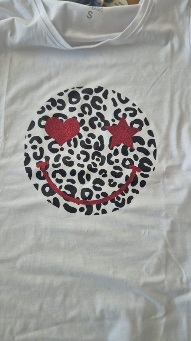Weißes T-Shirt mit einem lächelnden Leopardenmuster und Herz-Augen.