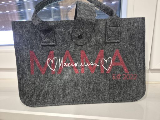 Graue Filztasche mit der Aufschrift "MAMA" und einer Herz-Dekoration.