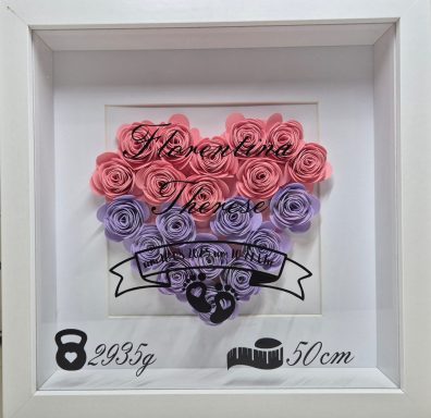 Rosen in Herzform, rosa und lila, mit Beschriftung und Dekoration im Rahmen.