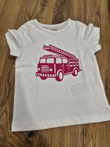 Weißes T-Shirt mit rotem Feuerwehrwagen-Design.